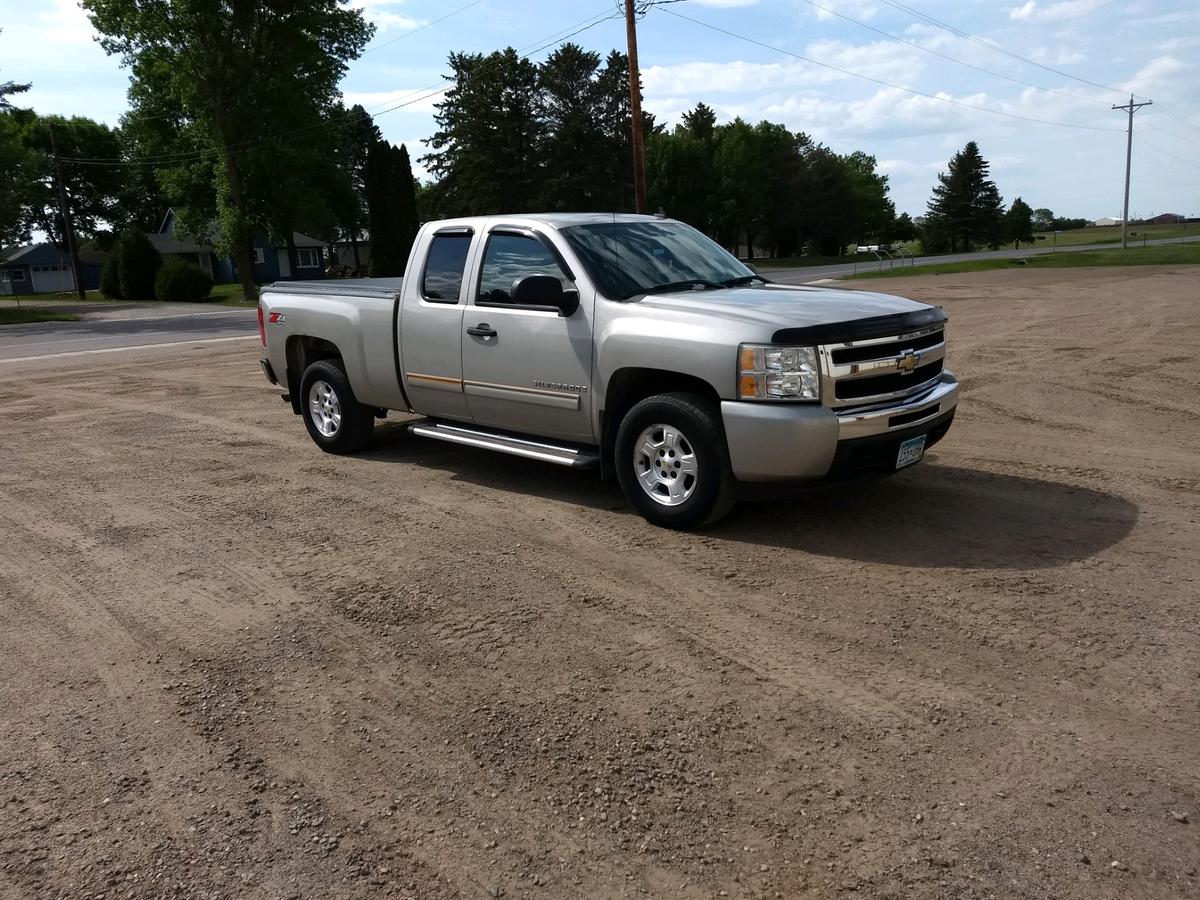 2009 Chevy Silverado, Z71, 4x4, 159,353 Miles, Tonneau Cover, P265-70R17 Tires