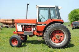International 1086 Tractor with cab