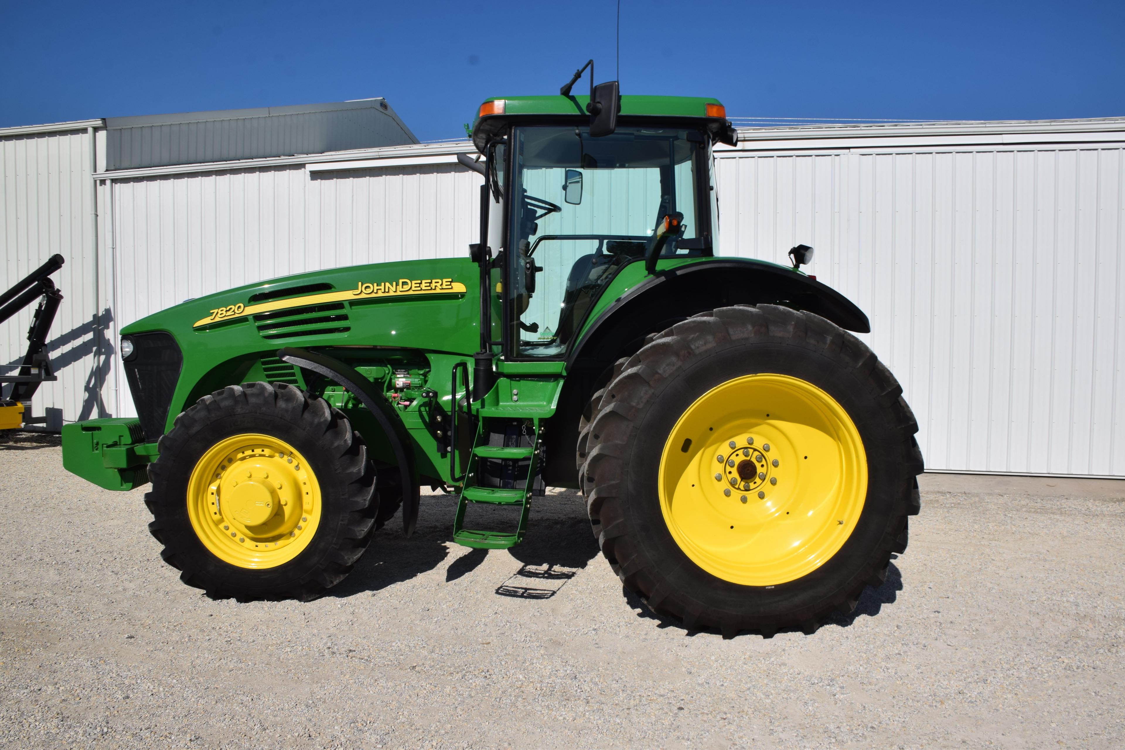 JD 7820 MFWD Tractor