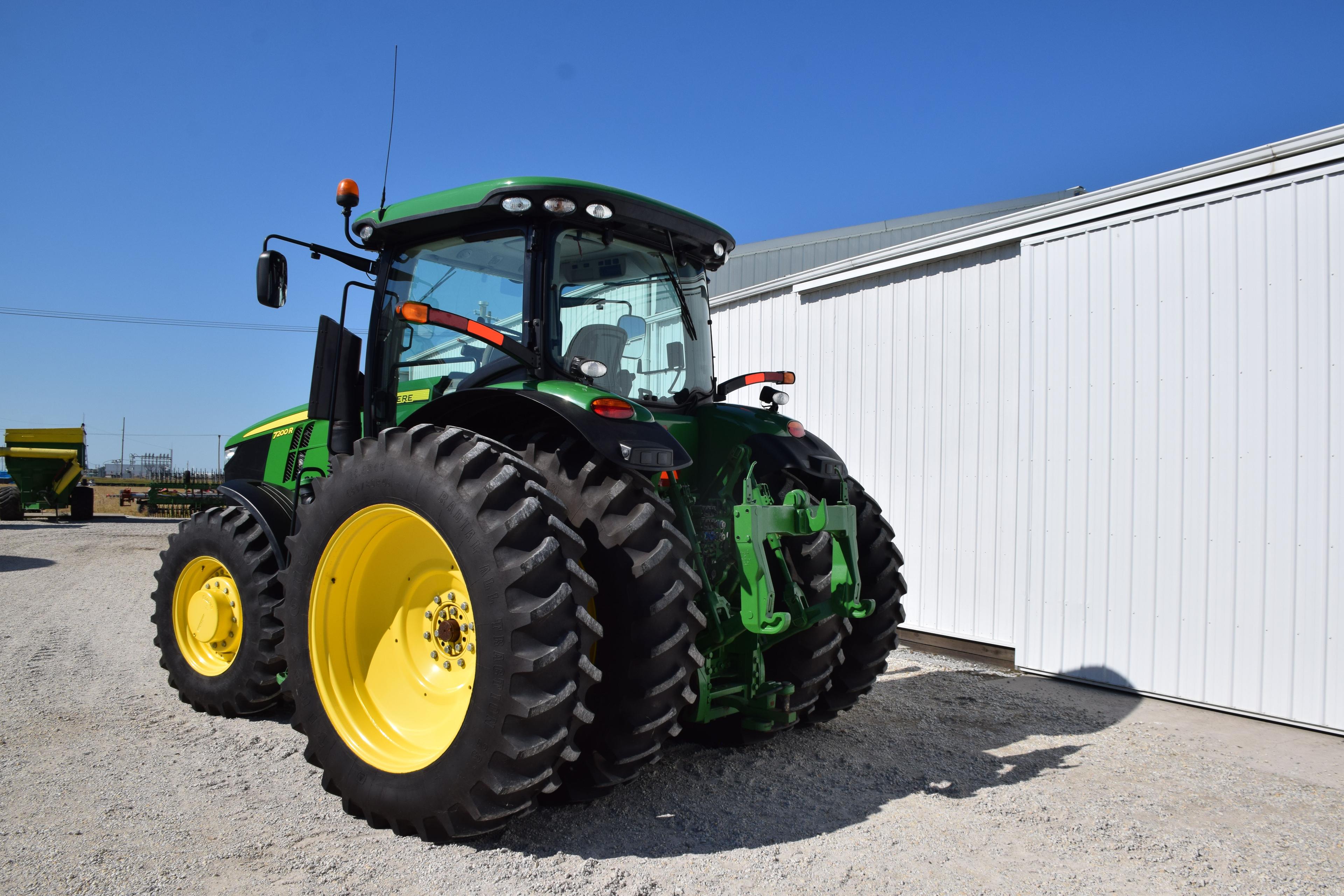 JD 7200R MFWD Tractor