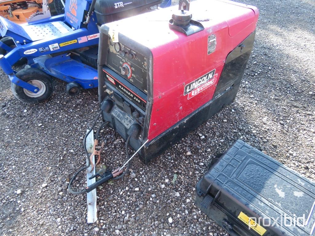 LINCOLN RANGER 250 PORTABLE WELDER (SHOWING APPX 2,141 HOURS)