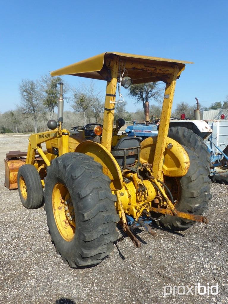 FORD LOADER TRACTOR (SHOWING APPX 2,595 HOURS) (SERIAL # 574395)