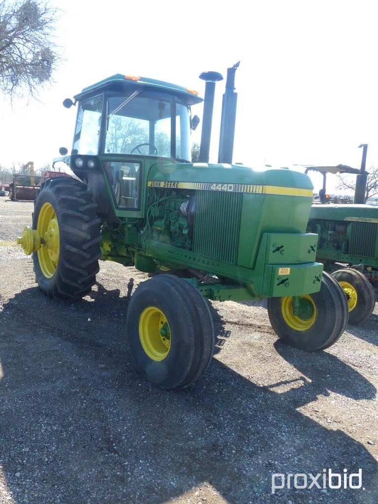 JD 4440 TRACTOR W/ QUAD RANGE (SHOWING APPX 9,489 HOURS) (SERIAL # 045050R)