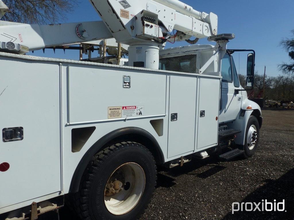 "2006 IH 4300 DT466 BUCKET TRUCK (SHOWING APPX 94,934 MILES) (VIN # 1HTMMAAR66H235296) (TITLE ON HAN