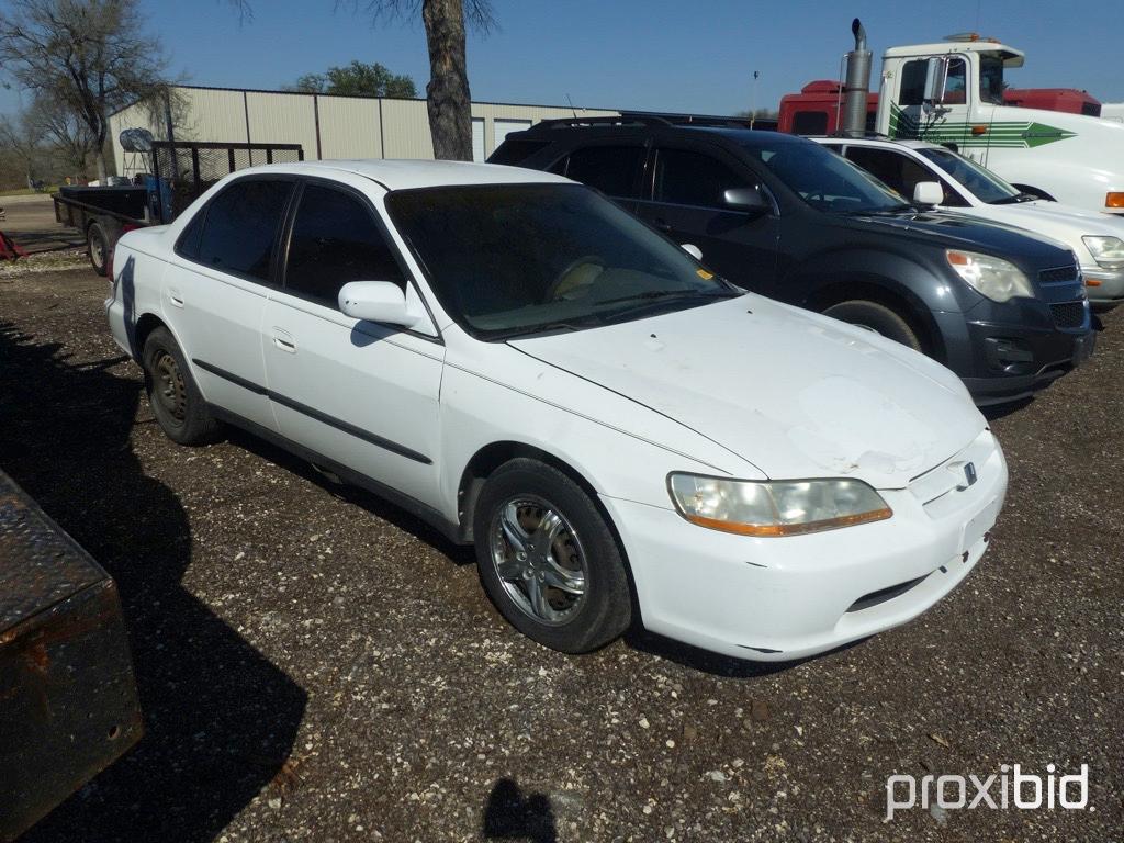 1998 HONDA  ACCORD (RUNS, NEEDS TRANSMISSION WORK) (SHOWING APPX 171,692 MILES) (VIN # 1HGCG5640WA05