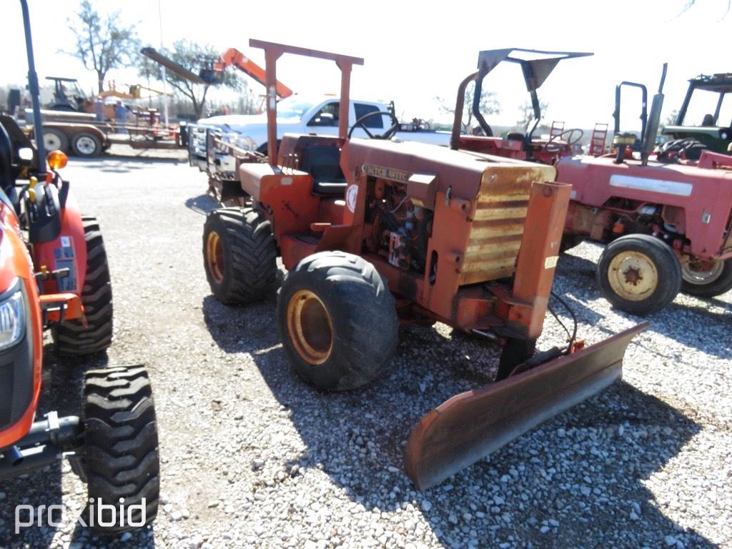 DITCHWITCH R40 TRACTOR (SHOWING APPX 610 HOURS,UP TO BUYER TO DO THEIR DUE DILLIGENCE TO CONFIRM MIL