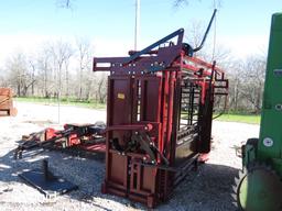 CATTLE SQUEEZE CHUTE W/ PALPATING GATES