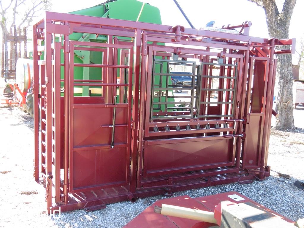 CATTLE SQUEEZE CHUTE W/ PALPATING GATES