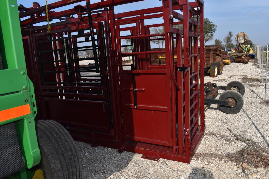 CATTLE SQUEEZE CHUTE W/ PALPATING GATES