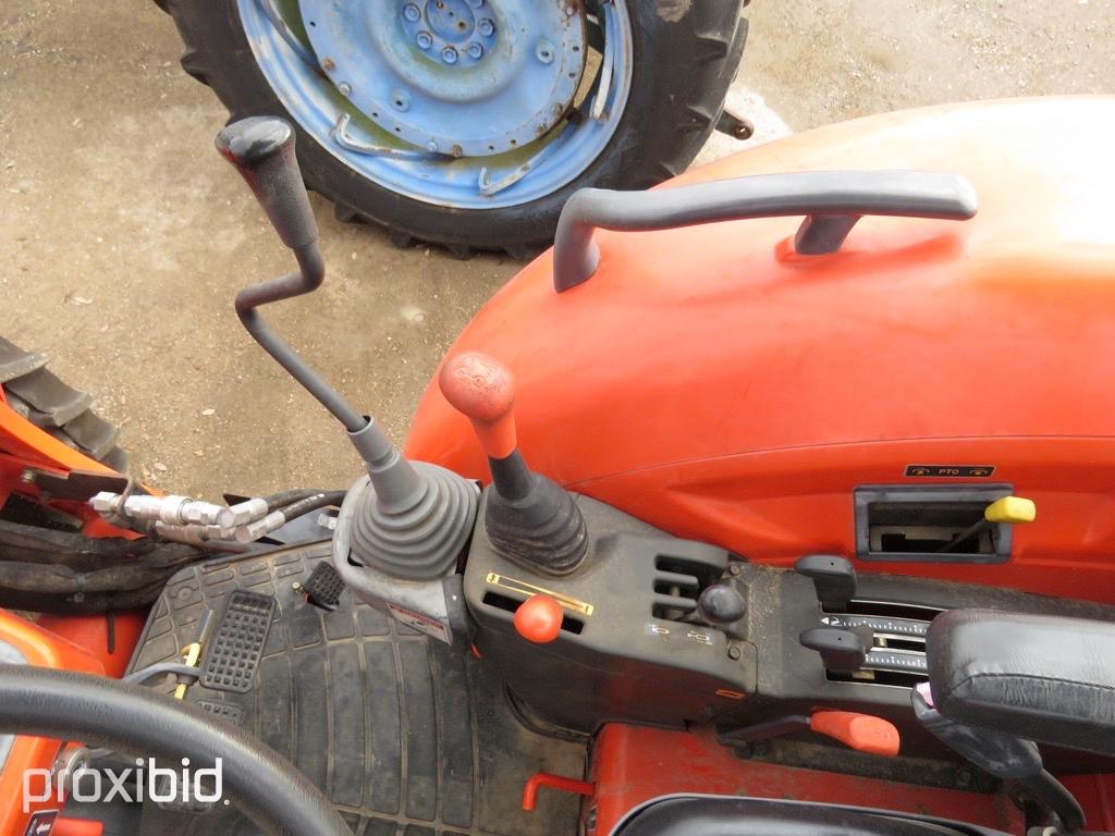 KUBOTA M7040 TRACTOR W/ LA1153 FRONTEND LOADER AND M4011 BACKHOE ATTACHMENT (SHOWING 435 HOURS) (SER