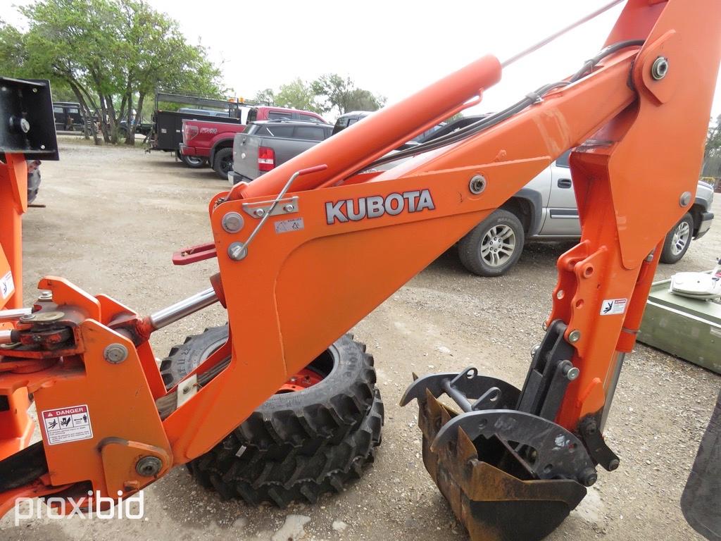 KUBOTA M7040 TRACTOR W/ LA1153 FRONTEND LOADER AND M4011 BACKHOE ATTACHMENT (SHOWING 435 HOURS) (SER