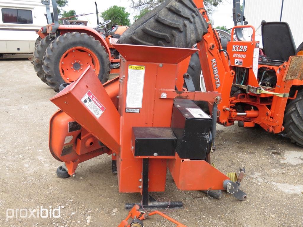 KUBOTA BX23 TRACTOR W/ KUBOTA BX23 LOADER, KUBOTA BT600 BACKHOE, BELLY MOWER, AND BEAR CAT CHIPPER 3