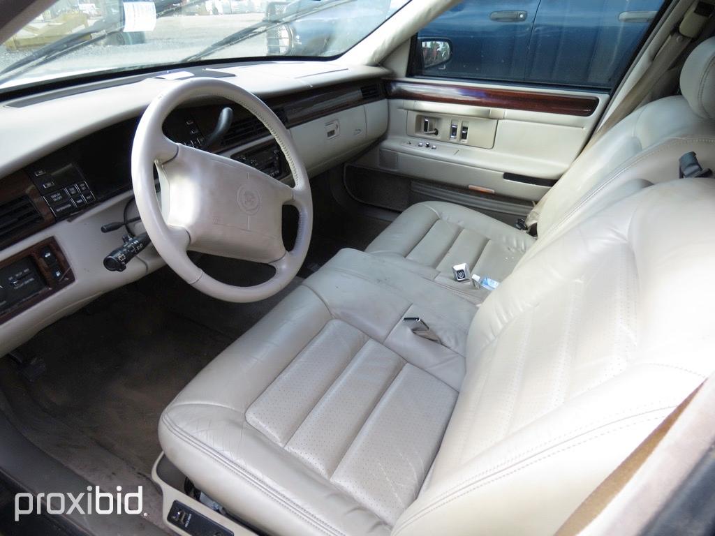 1995 CADILLAC CAR (VIN # 1G6KF52Y4SU307211) (SHOWING APPX 106,097 MILES, UP TO BUYER TO DO THEIR DUE