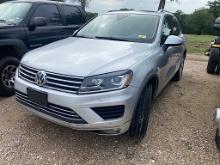 2015 VW TOUREG V6 (VIN # WVGEF9BP0FD002394) (SHOWING APPX 150,928 MILES, UP TO THE BUYER TO DO THEIR