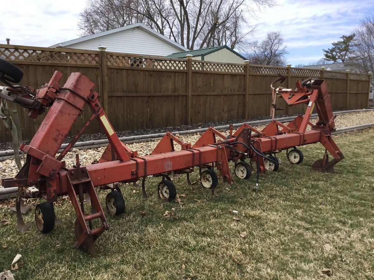 IH 133 Row Crop Cultivator