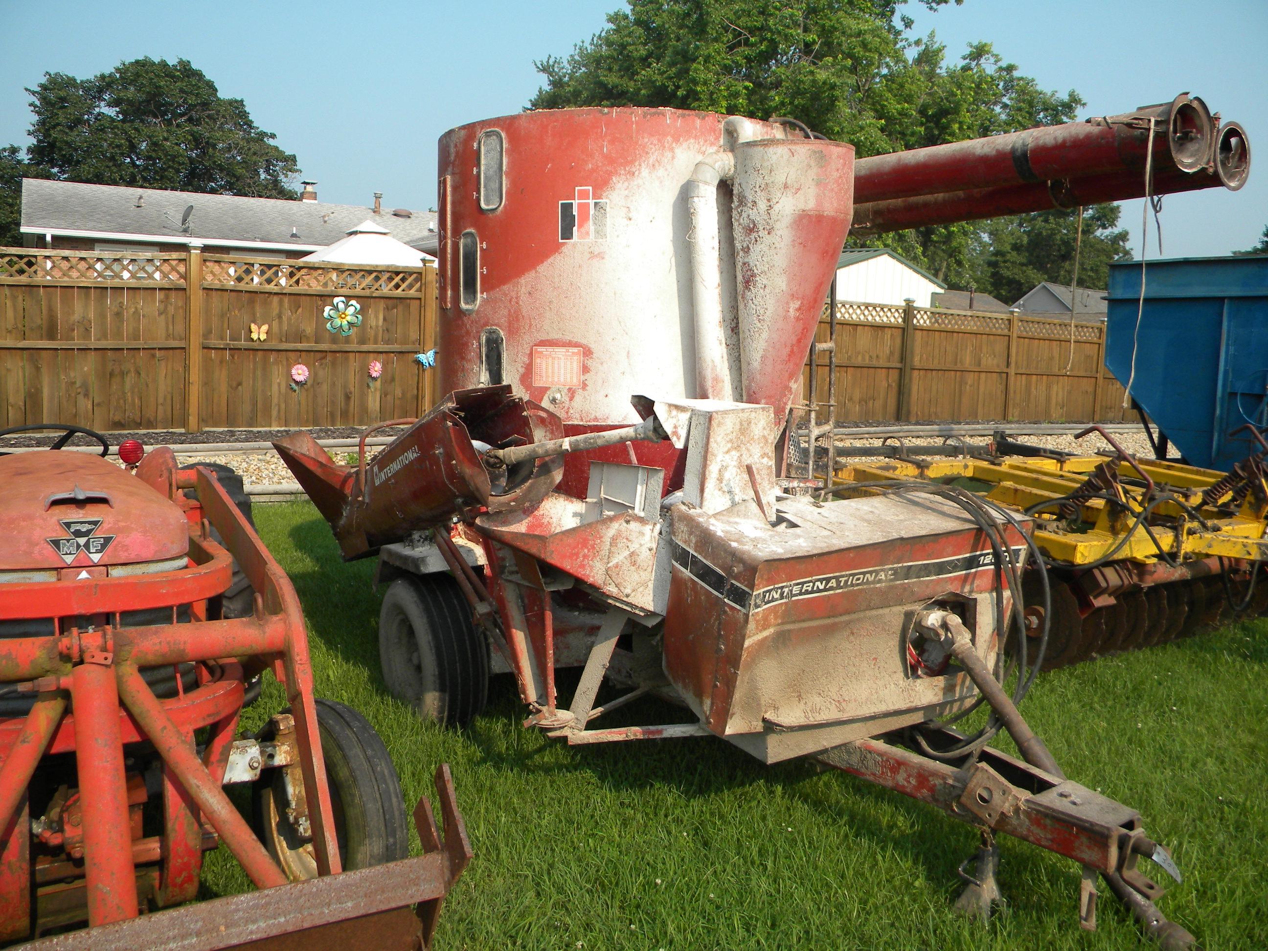 IH 1250 Feed Grinder