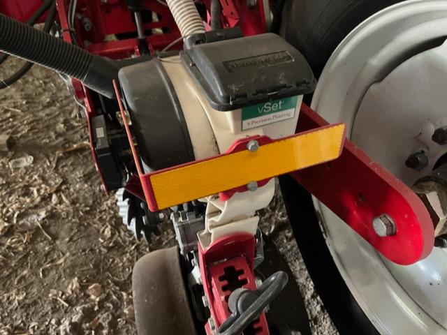 2019 White 9800 VE 16 Row, 30", CFS Planter