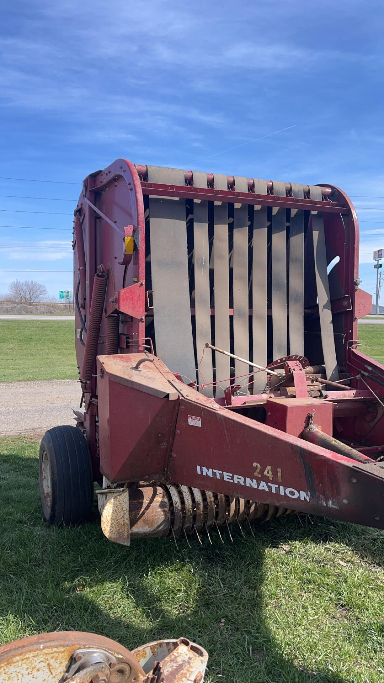 IH 241 Round Baler