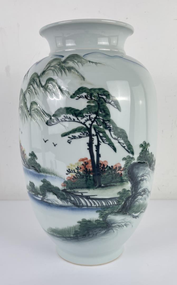 Korean Porcelain Vase Tao Yong