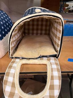 Travel kennel/dog house with bed