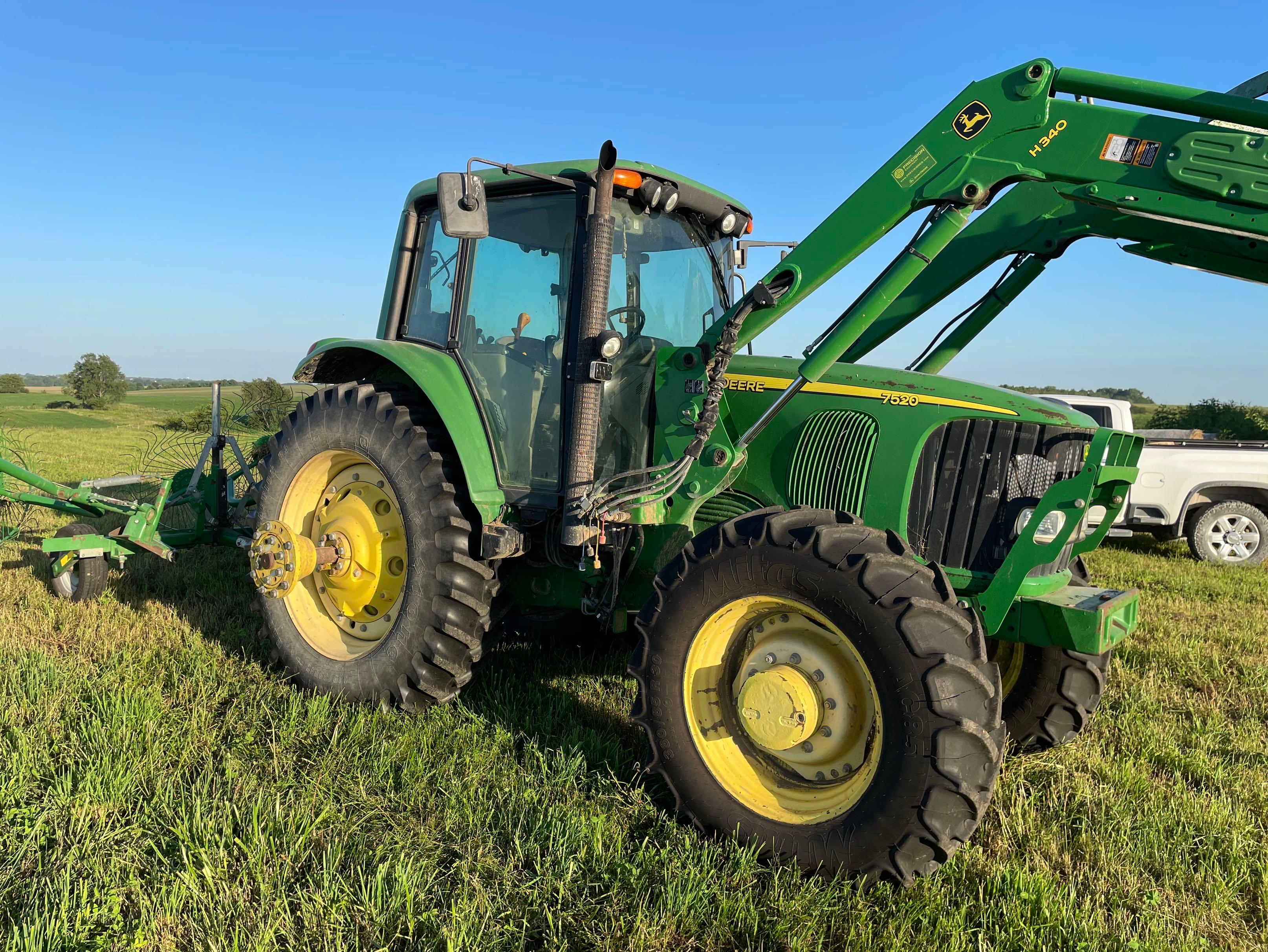 John Deere 7520 w/340 loader