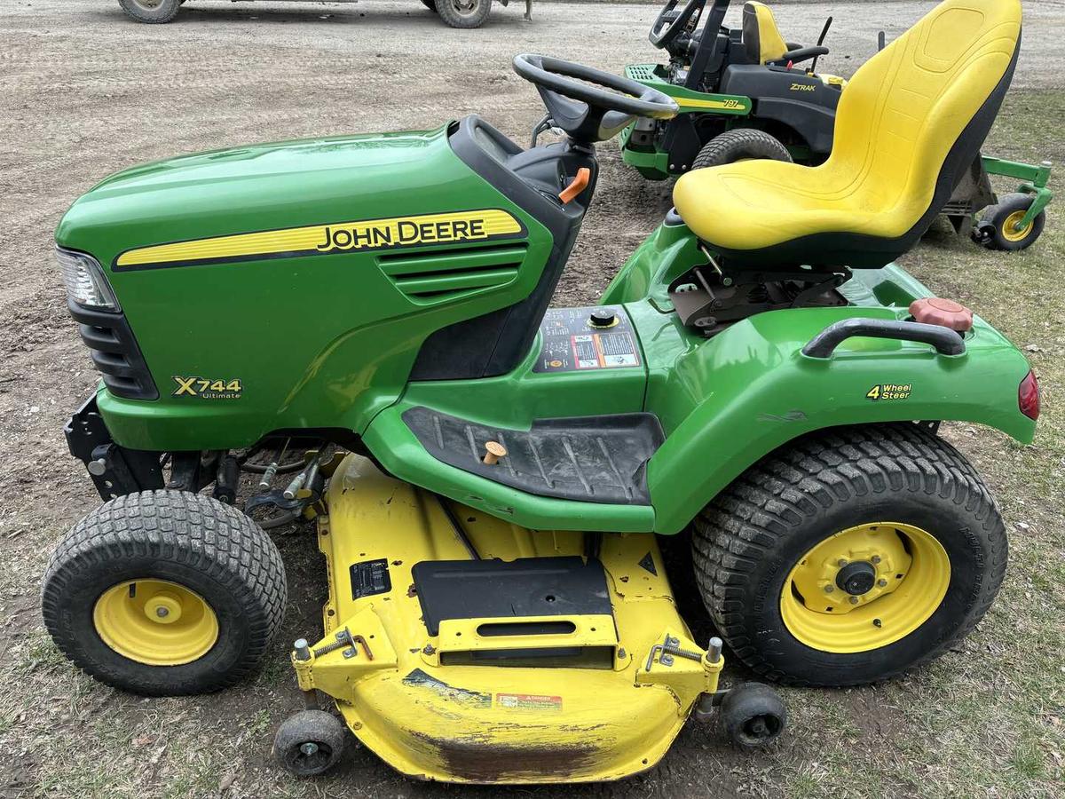 John Deere X744 Riding Lawn Mower