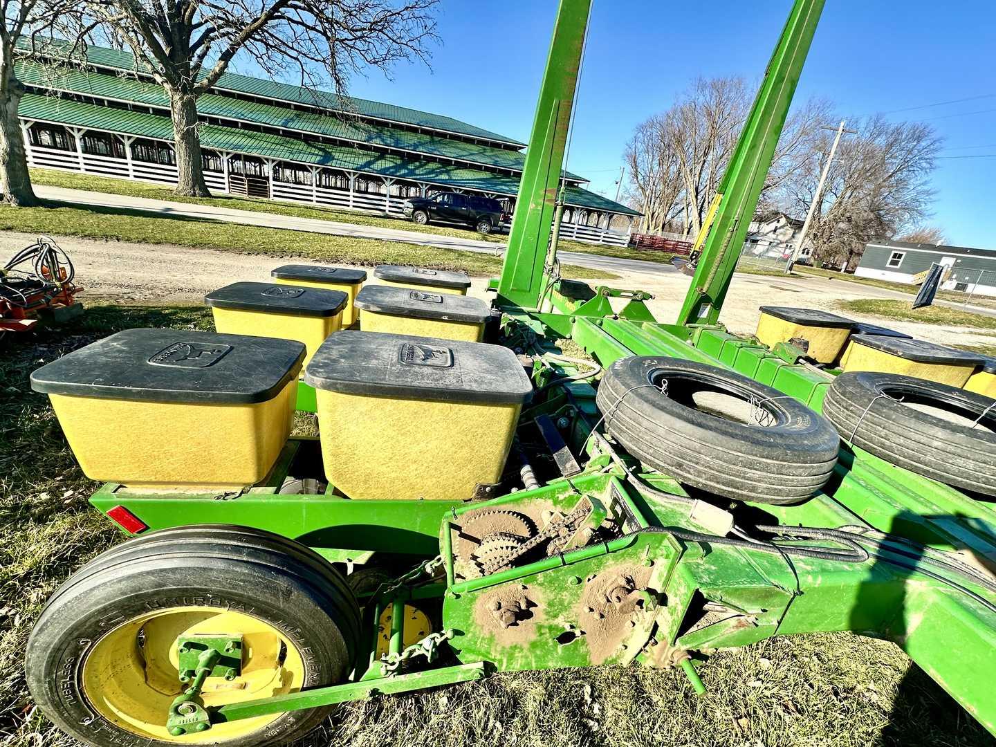 John Deere 7000 12R planter