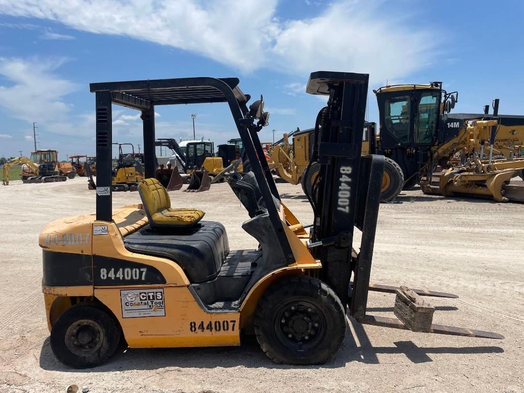 Caterpillar P5000 Forklift