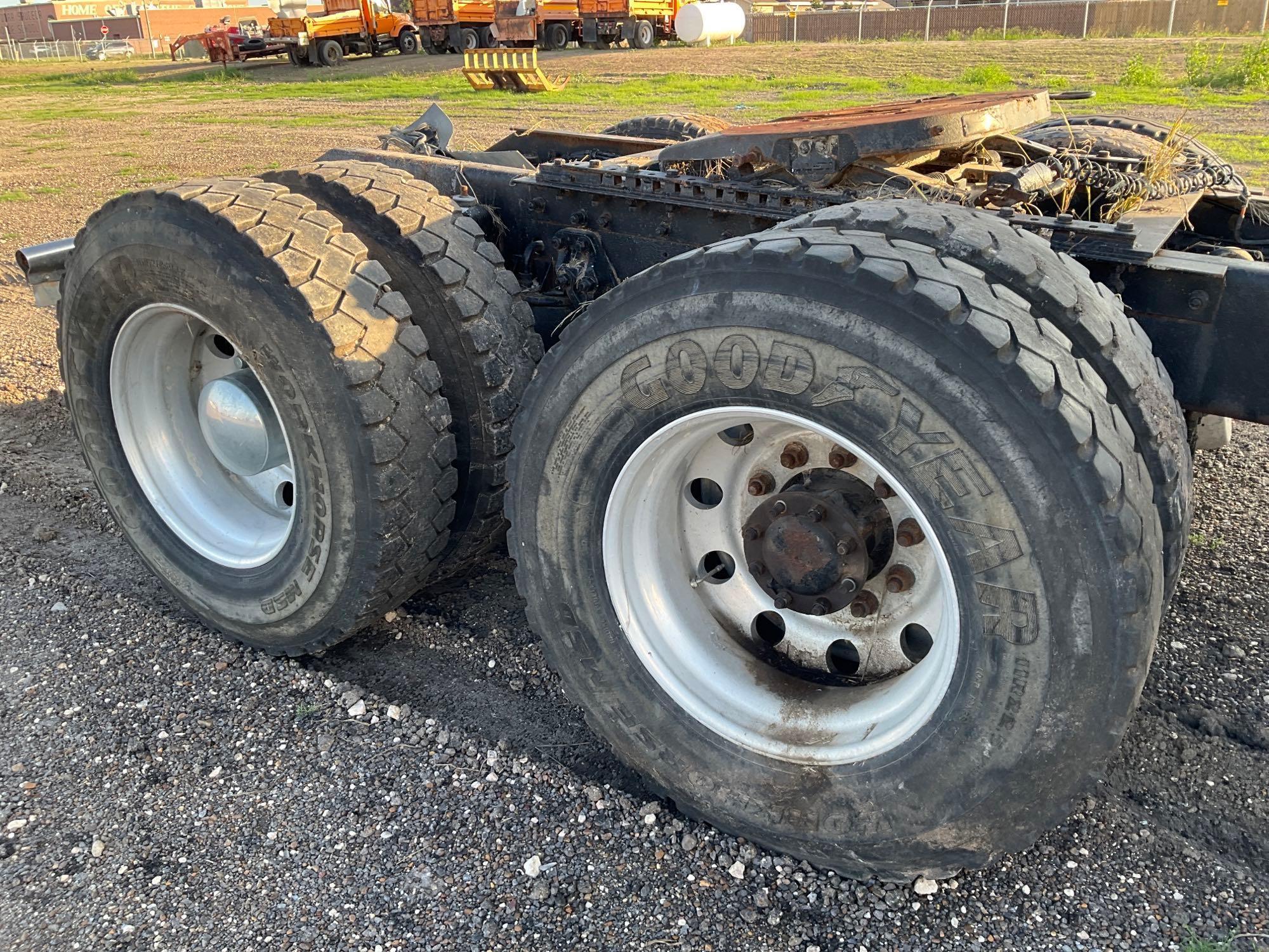 2005 Kenworth T800 Sleeper Truck Tractor