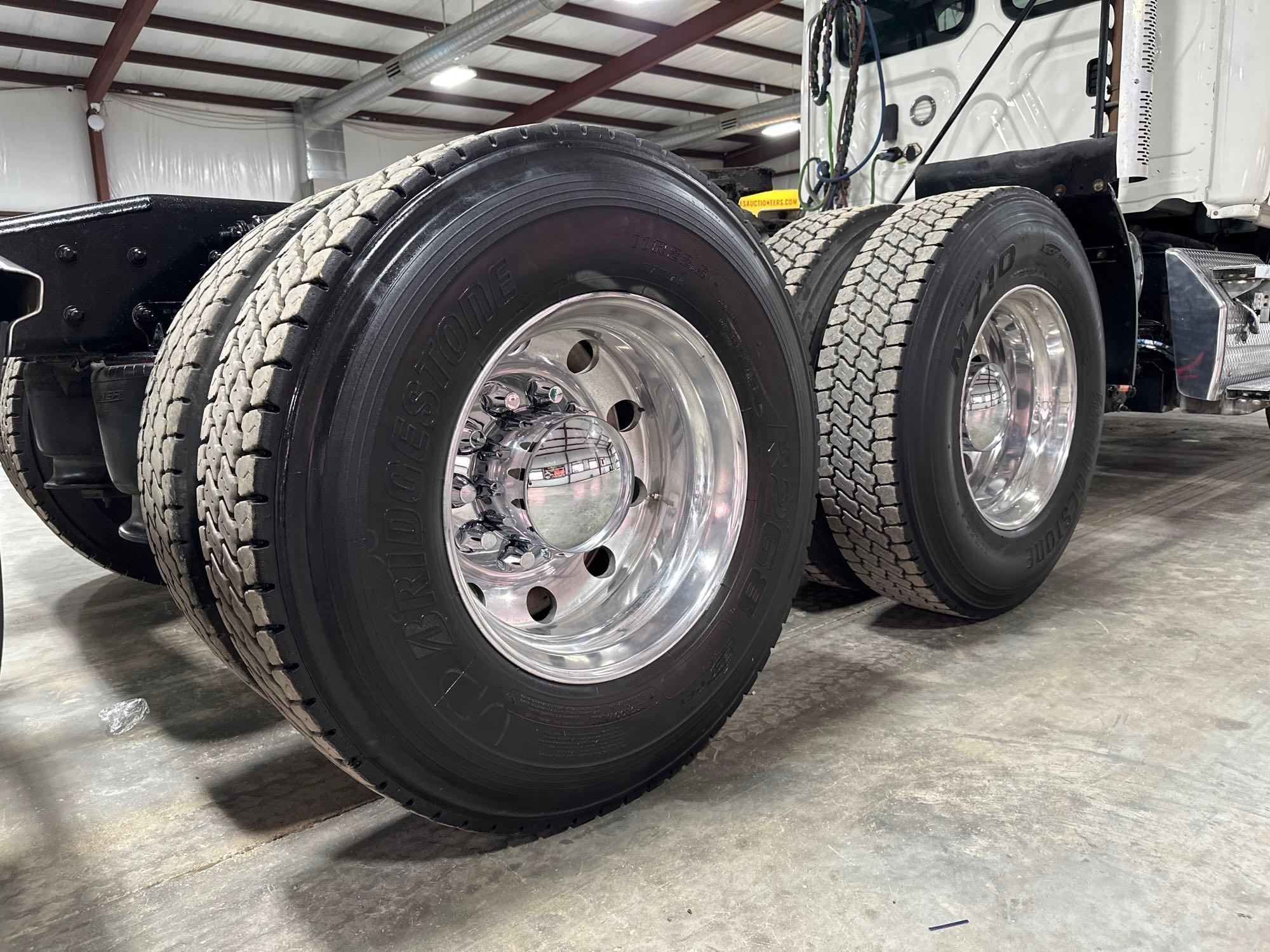 2019 Freightliner Cascadia Day Cab Truck Tractor