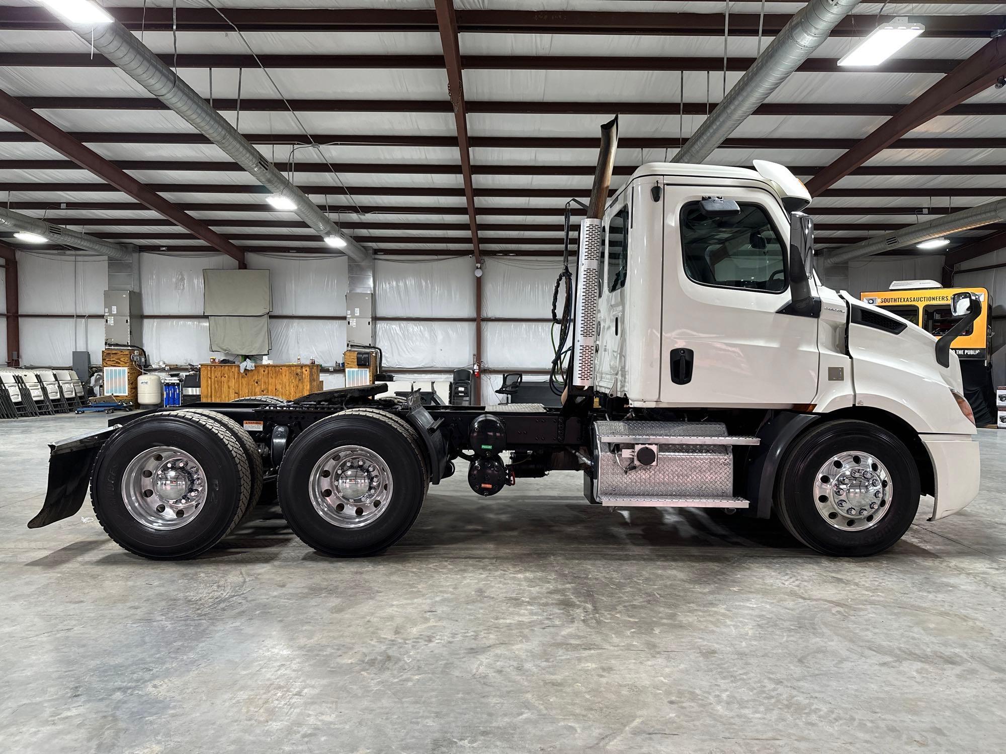 2019 Freightliner Cascadia Day Cab Truck Tractor