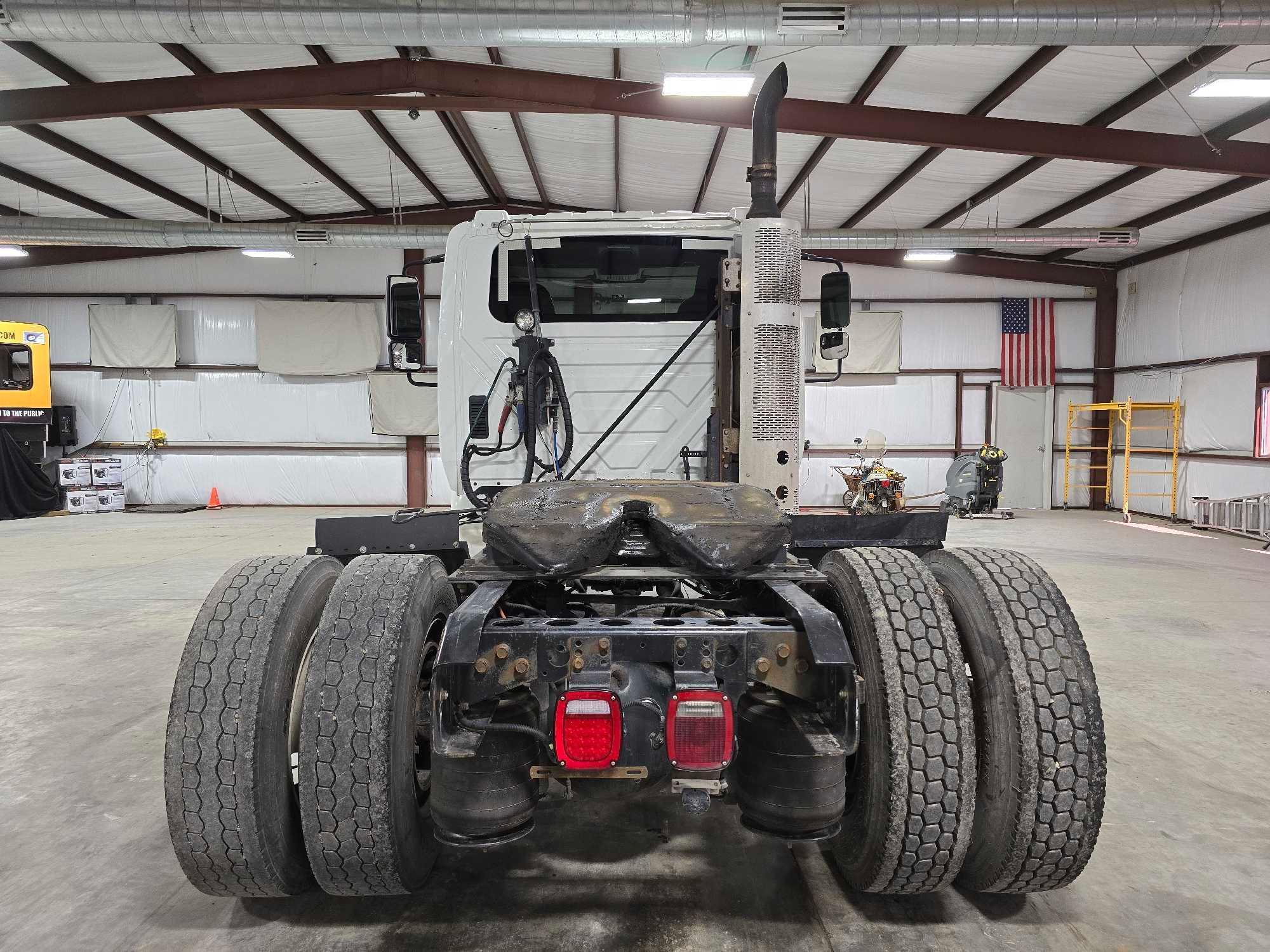 2013 International DuraStar 4400 Day Cab Truck Tractor