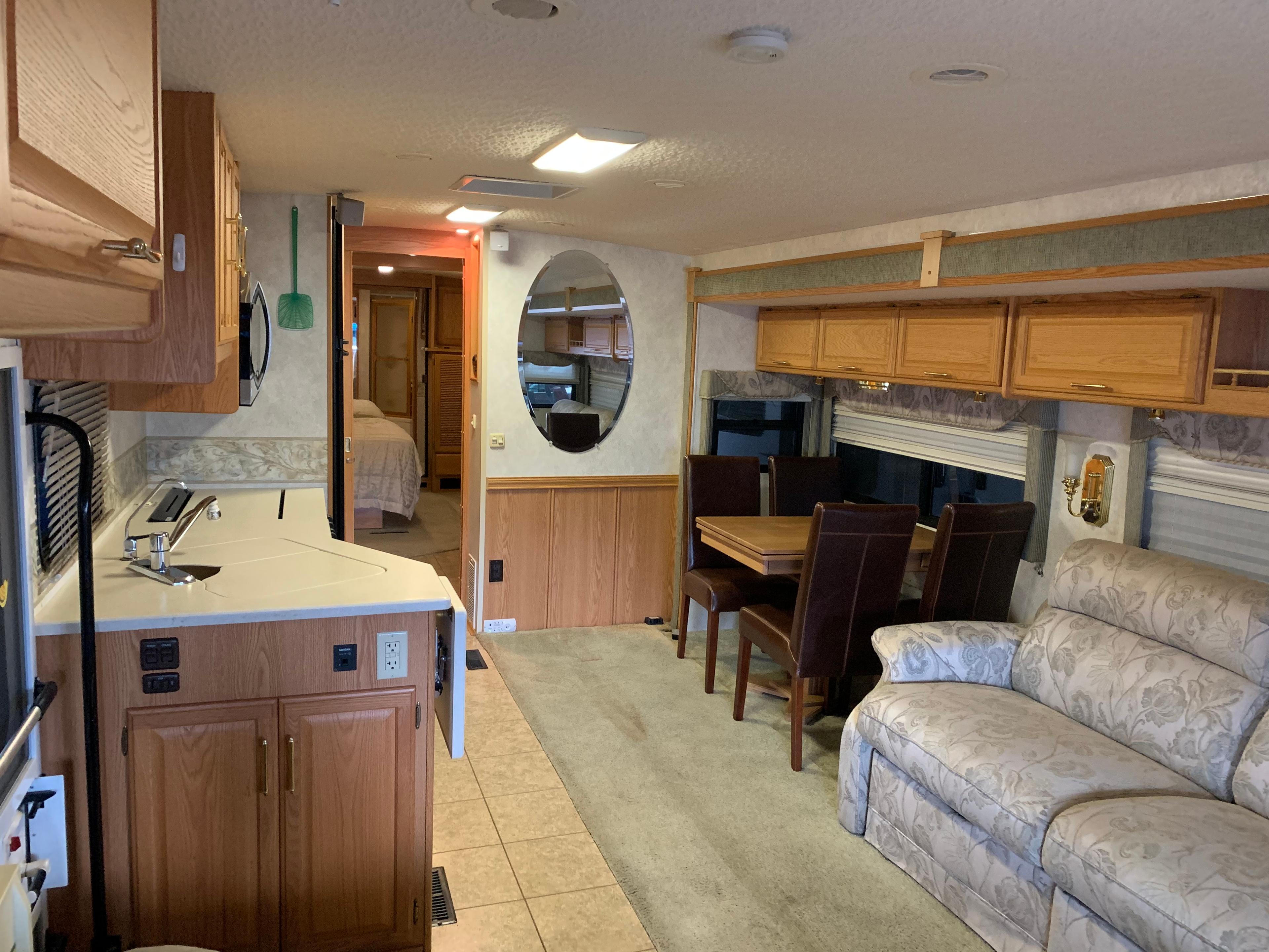 2004 Winnebago Adventure VIN 8596