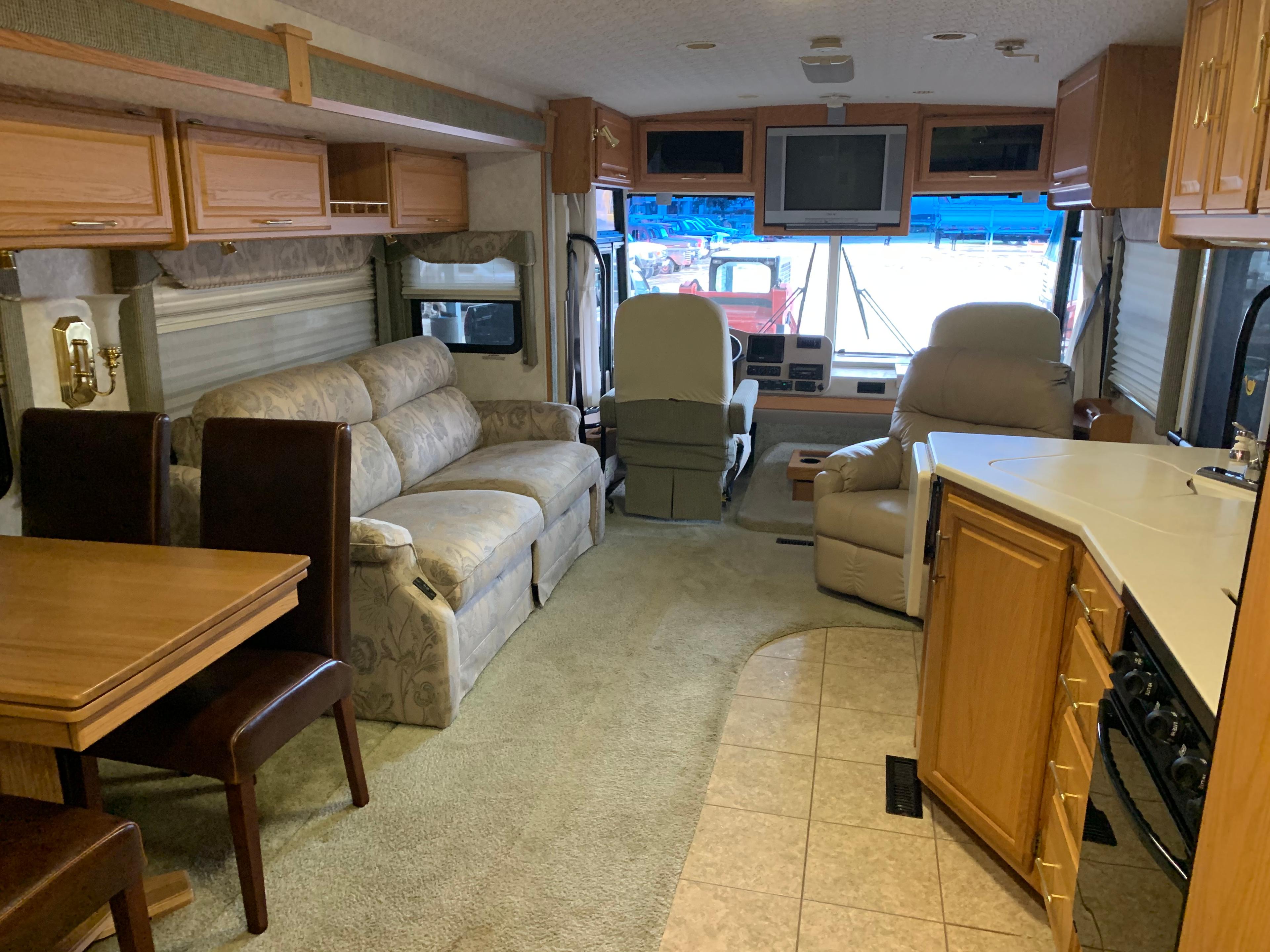 2004 Winnebago Adventure VIN 8596