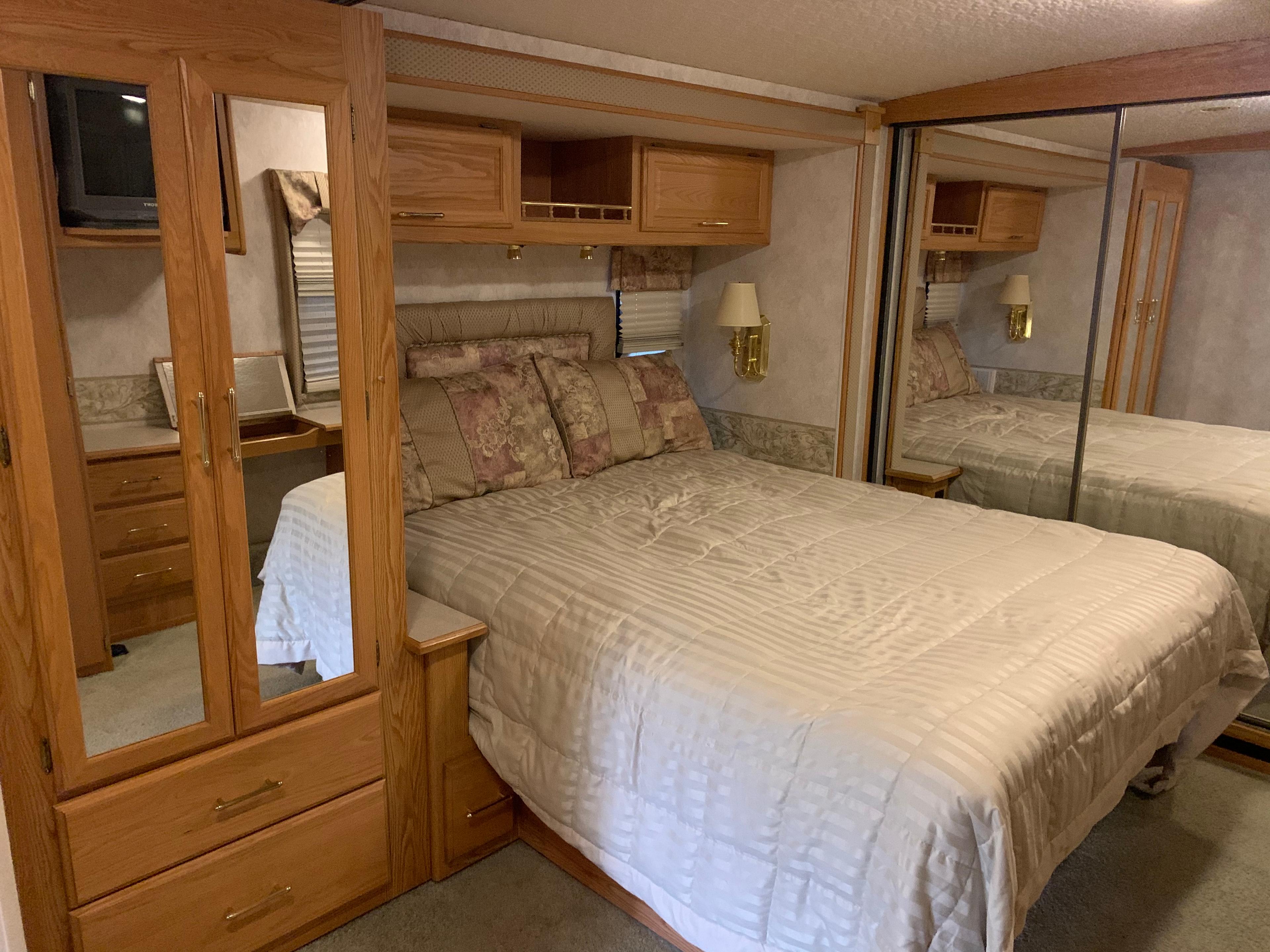 2004 Winnebago Adventure VIN 8596