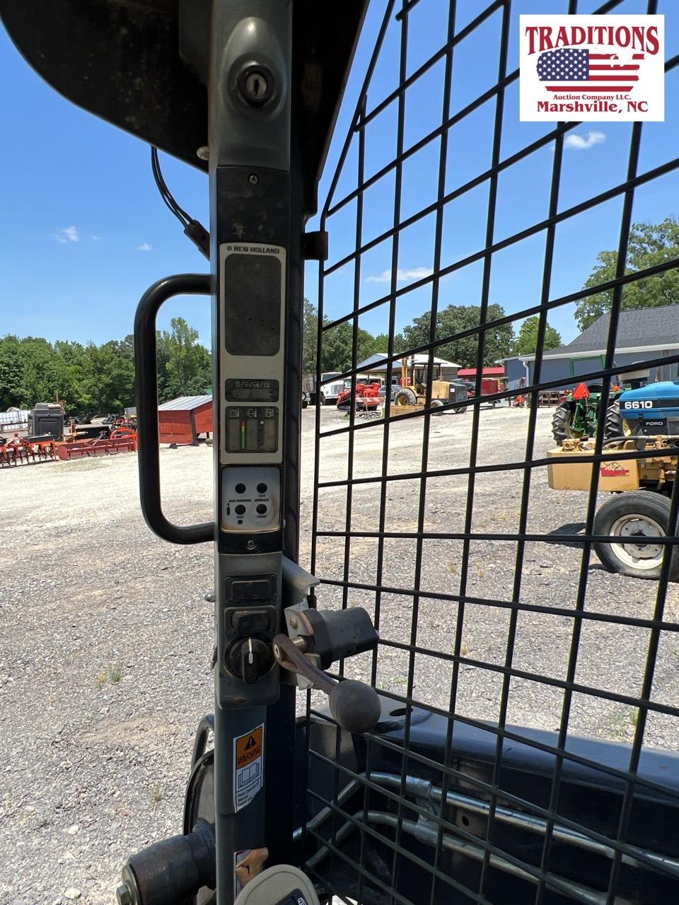 New Holland L220 Skidsteer