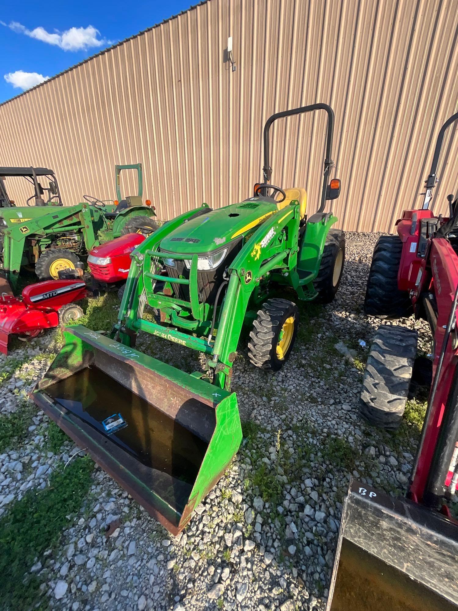 John Deere 3033r tractor and loader