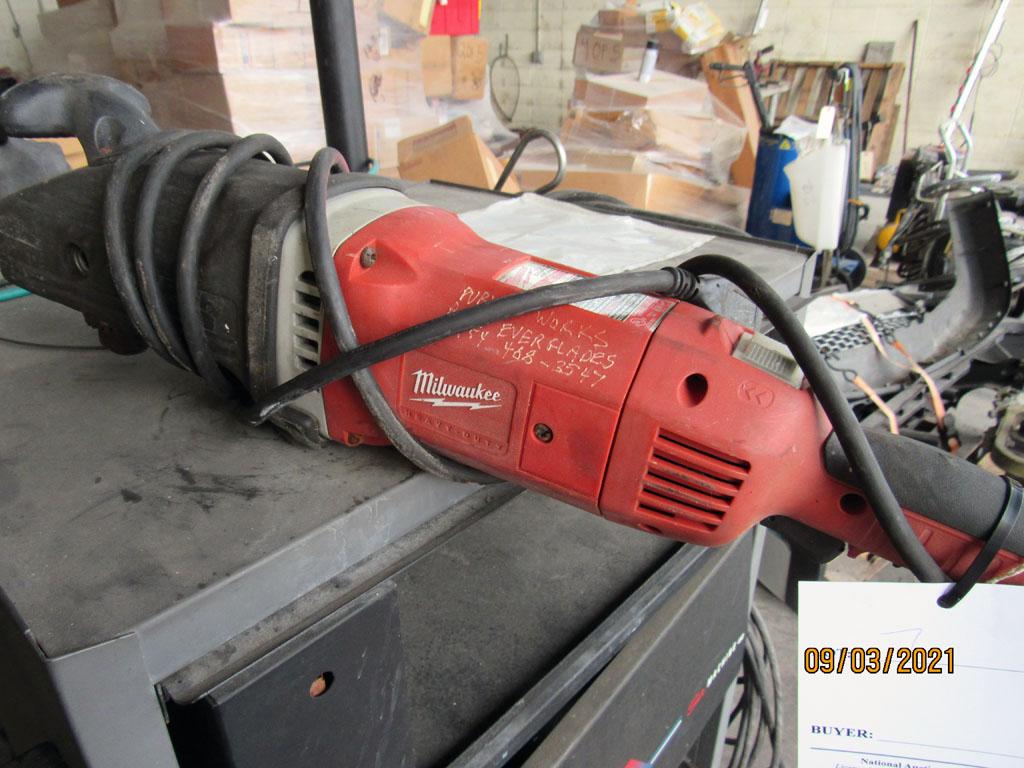 MILWAUKEE 1/2 INCH HOLE DRILL