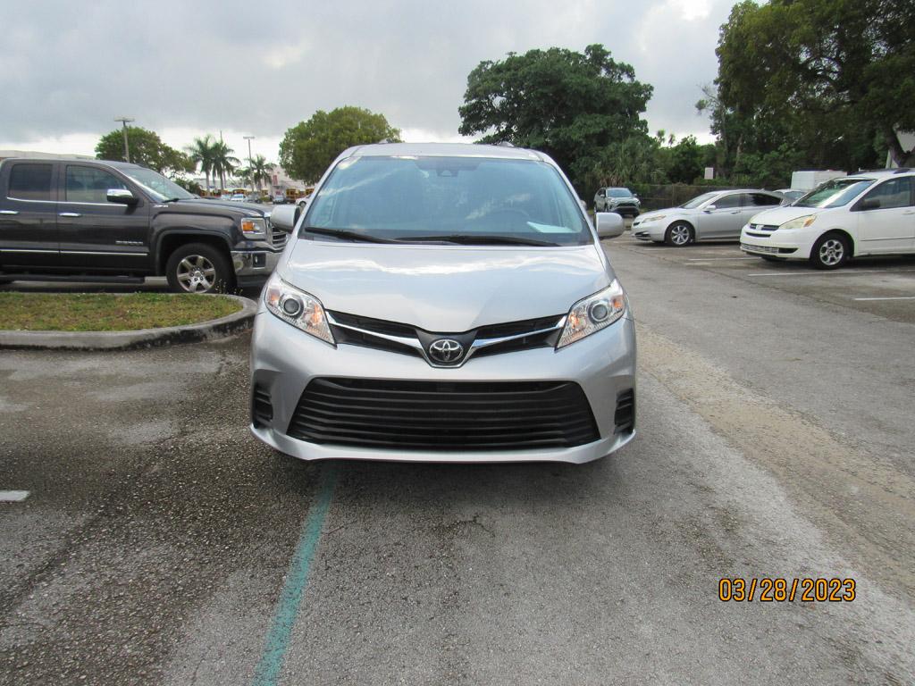 2020 Toyota Sienna LE - Handicapped Equipped