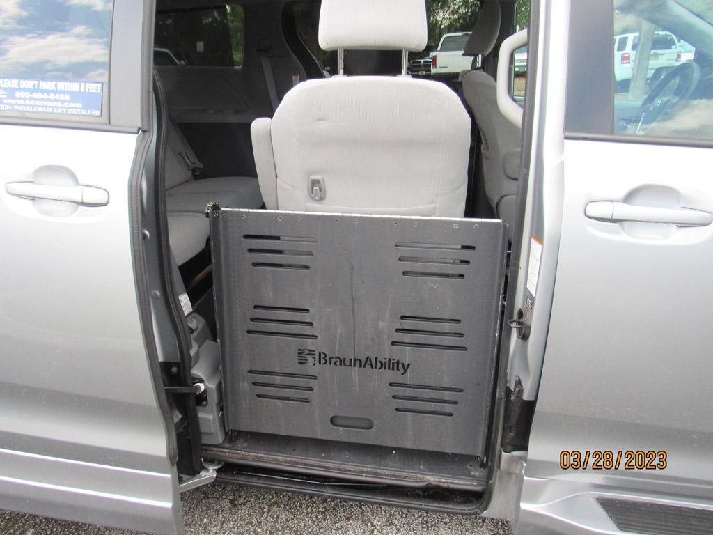 2020 Toyota Sienna LE - Handicapped Equipped