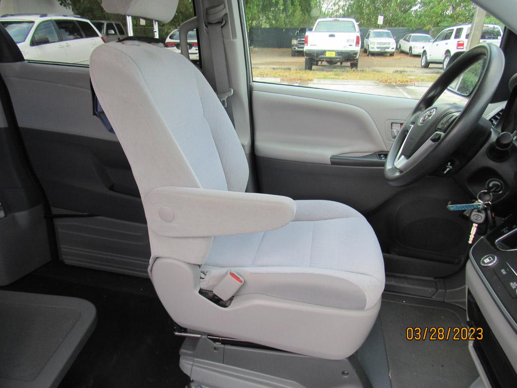 2020 Toyota Sienna LE - Handicapped Equipped