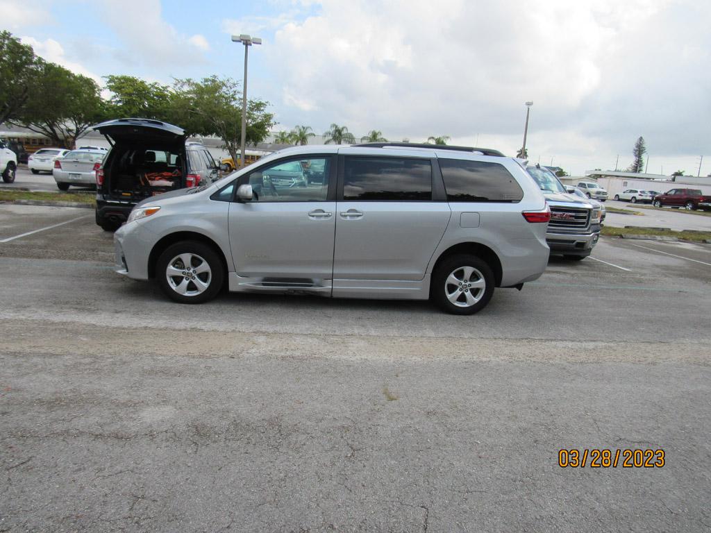 2020 Toyota Sienna LE - Handicapped Equipped