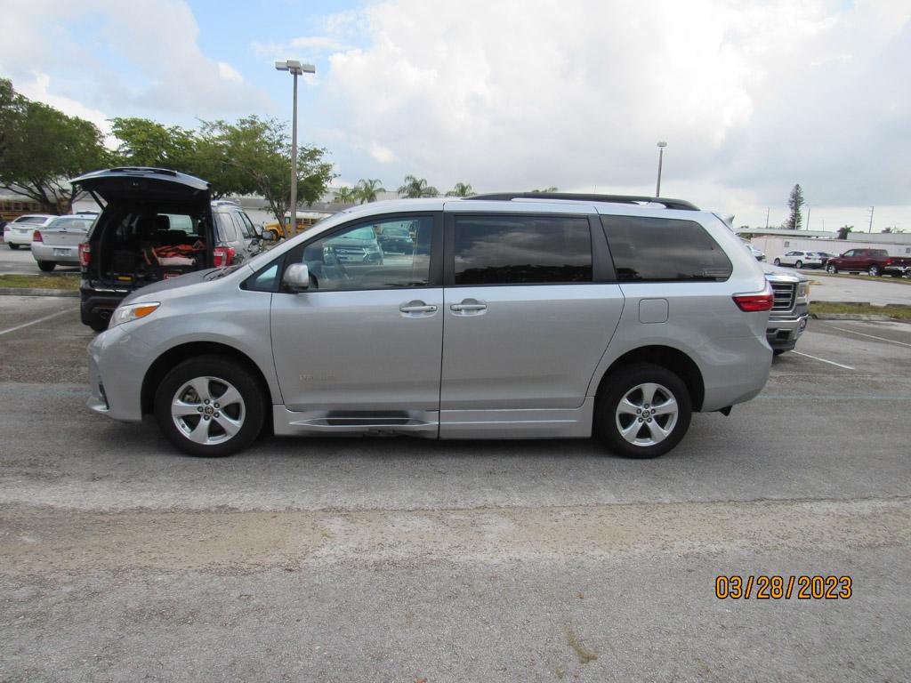 2020 Toyota Sienna LE - Handicapped Equipped