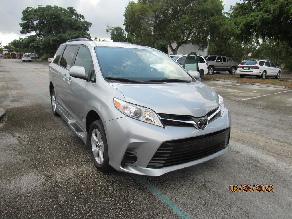 2020 Toyota Sienna LE - Handicapped Equipped