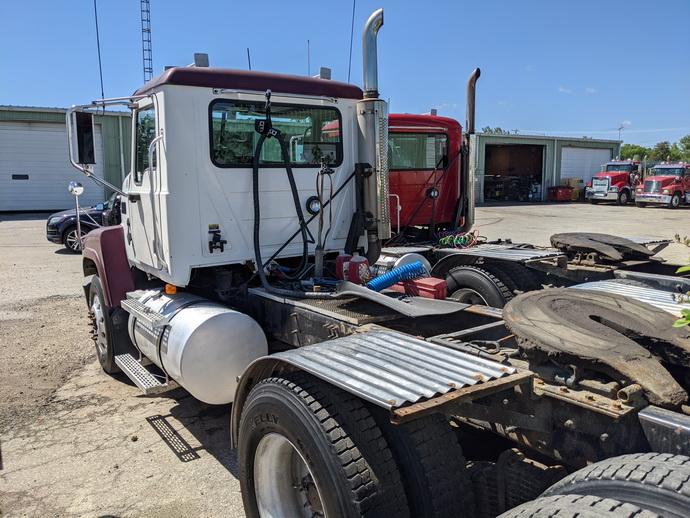 2006 Mack CHN613 tandem axle day cab, Mack E7 427HP engine, Mack 18sp manual transmission, 12k & 44k