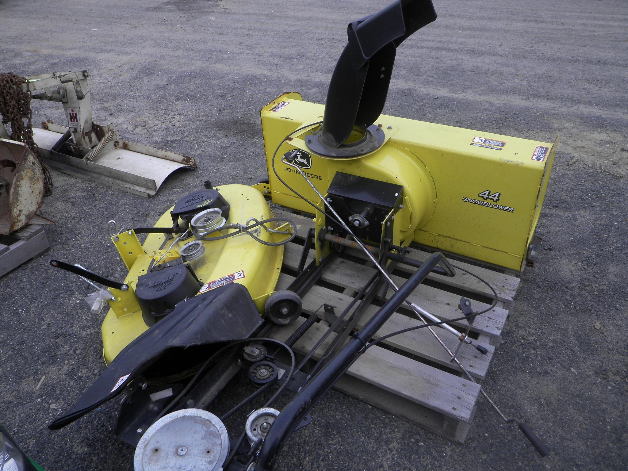 JOHN DEERE D105 Auto Lawn Tractor w/42'' Mower & 44'' Snowblower