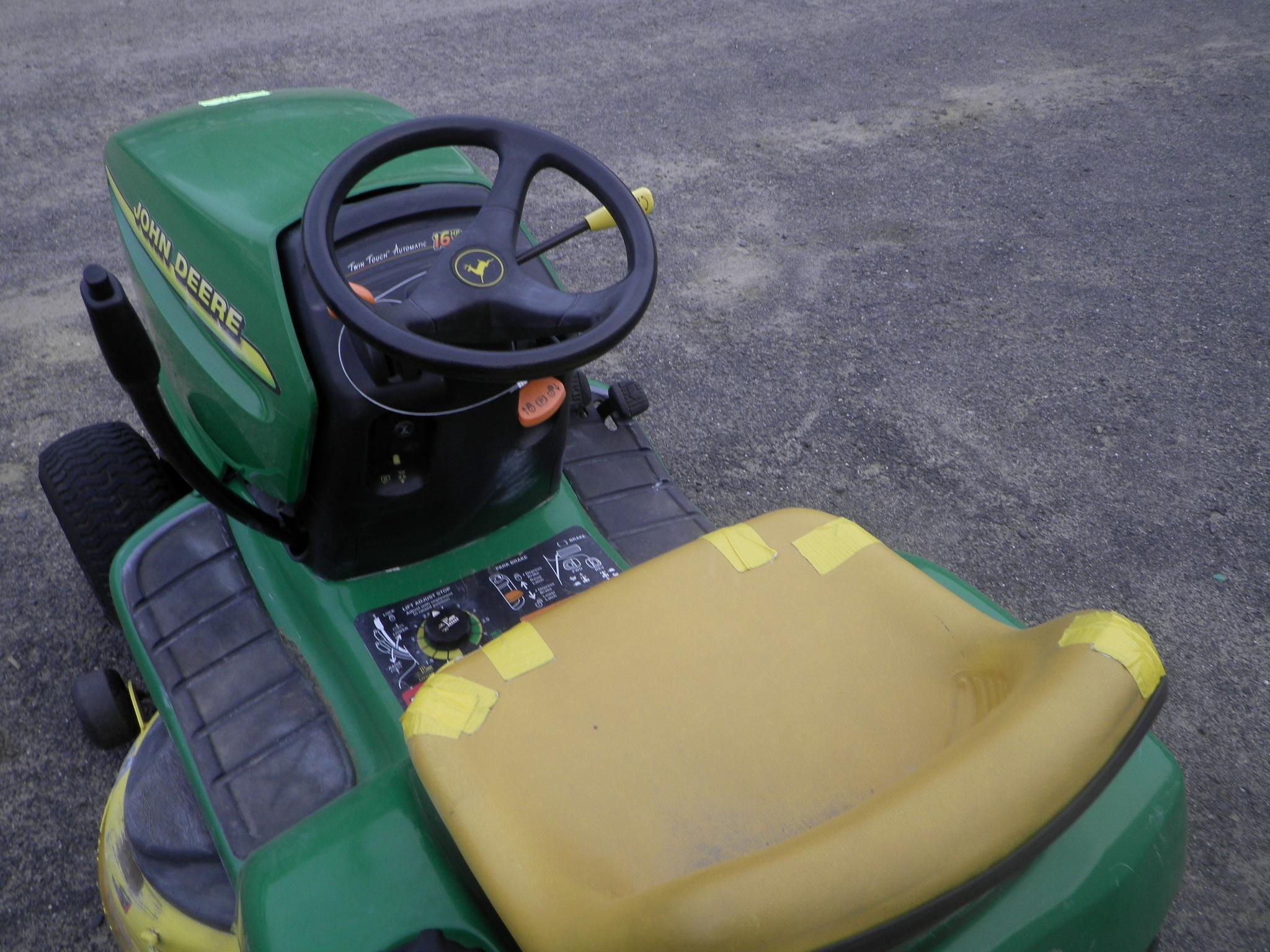 JOHN DEERE LT166 42'' Hydrostatic Lawn Tractor