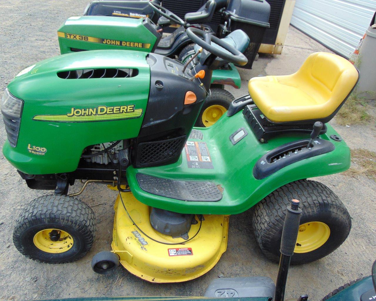 JOHN DEERE L1000 42'' Lawn Mower, 5spd