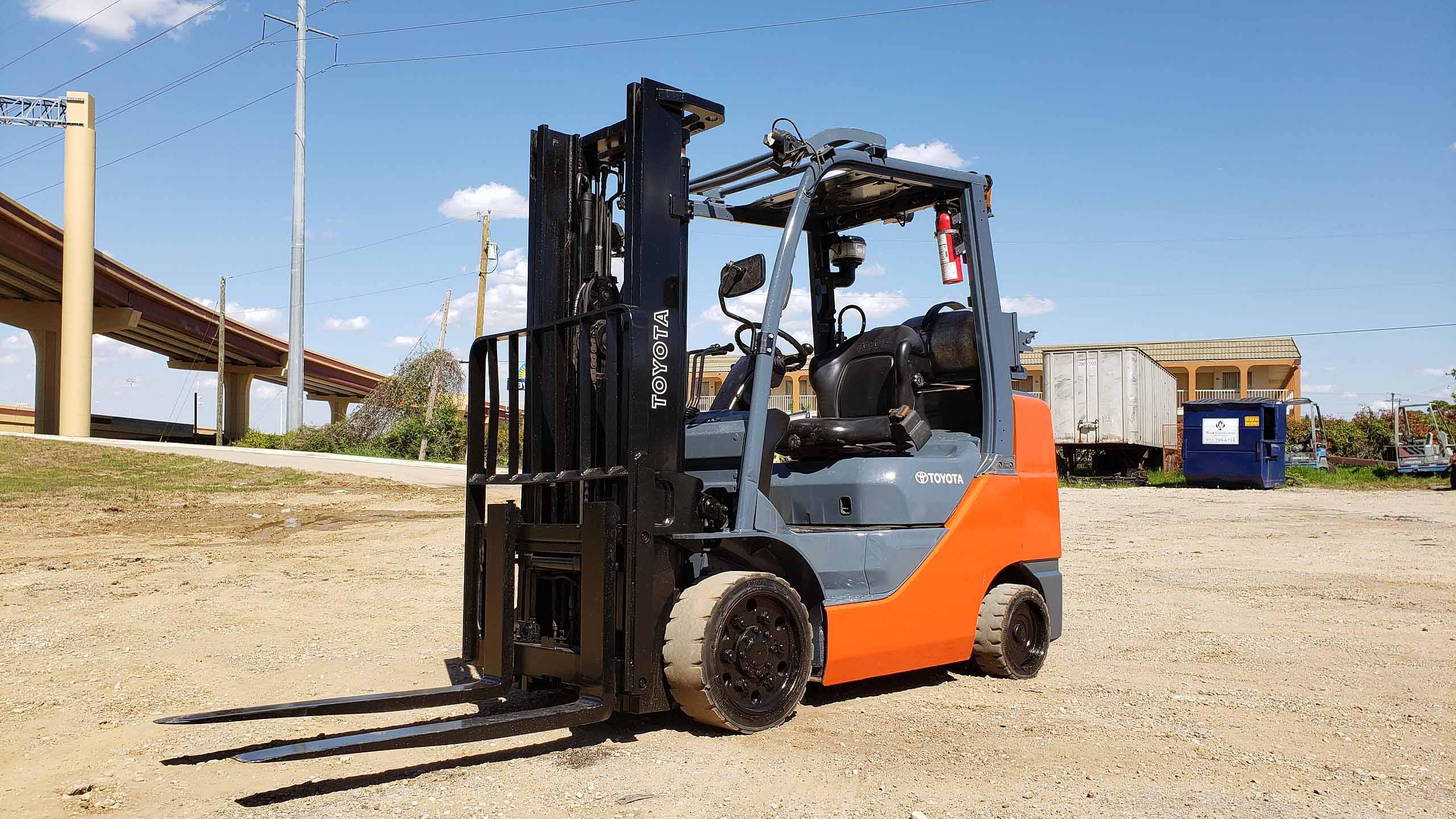 LPG FORKLIFT,  TOYOTA 6,500-LB. BASE CAP. MDL. 8FGCU32, Mfg. 2014, LPG engi