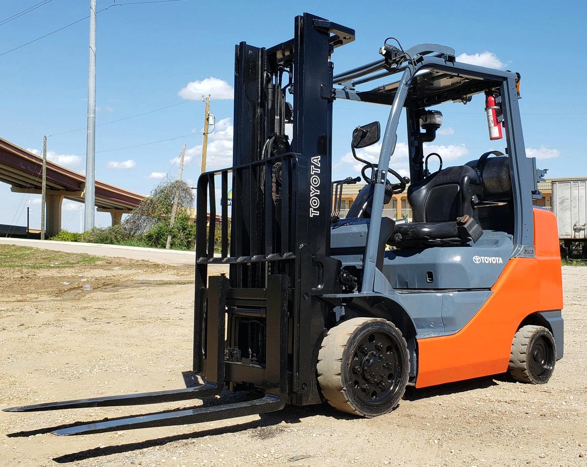 LPG FORKLIFT,  TOYOTA 6,500-LB. BASE CAP. MDL. 8FGCU32, Mfg. 2014, LPG engi